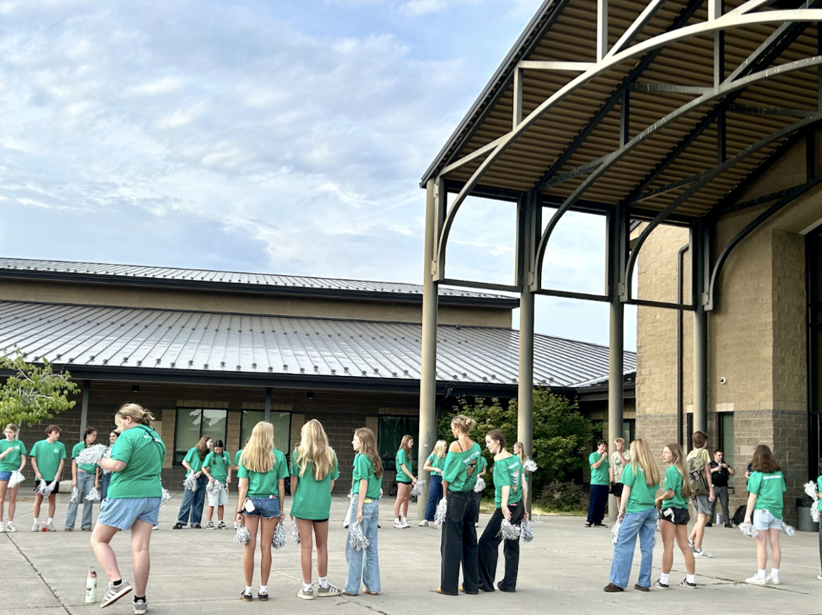 Summit juniors and seniors line the entryway, waiting to cheer for incoming freshmen. / Credit: Blake Arnold