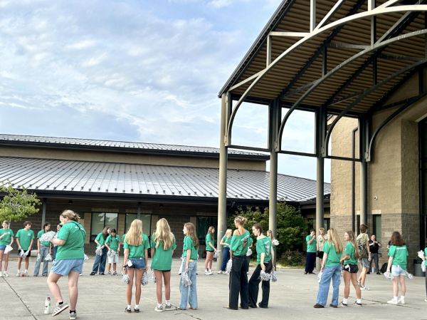 Summit juniors and seniors line the entryway, waiting to cheer for incoming freshmen. / Credit: Blake Arnold